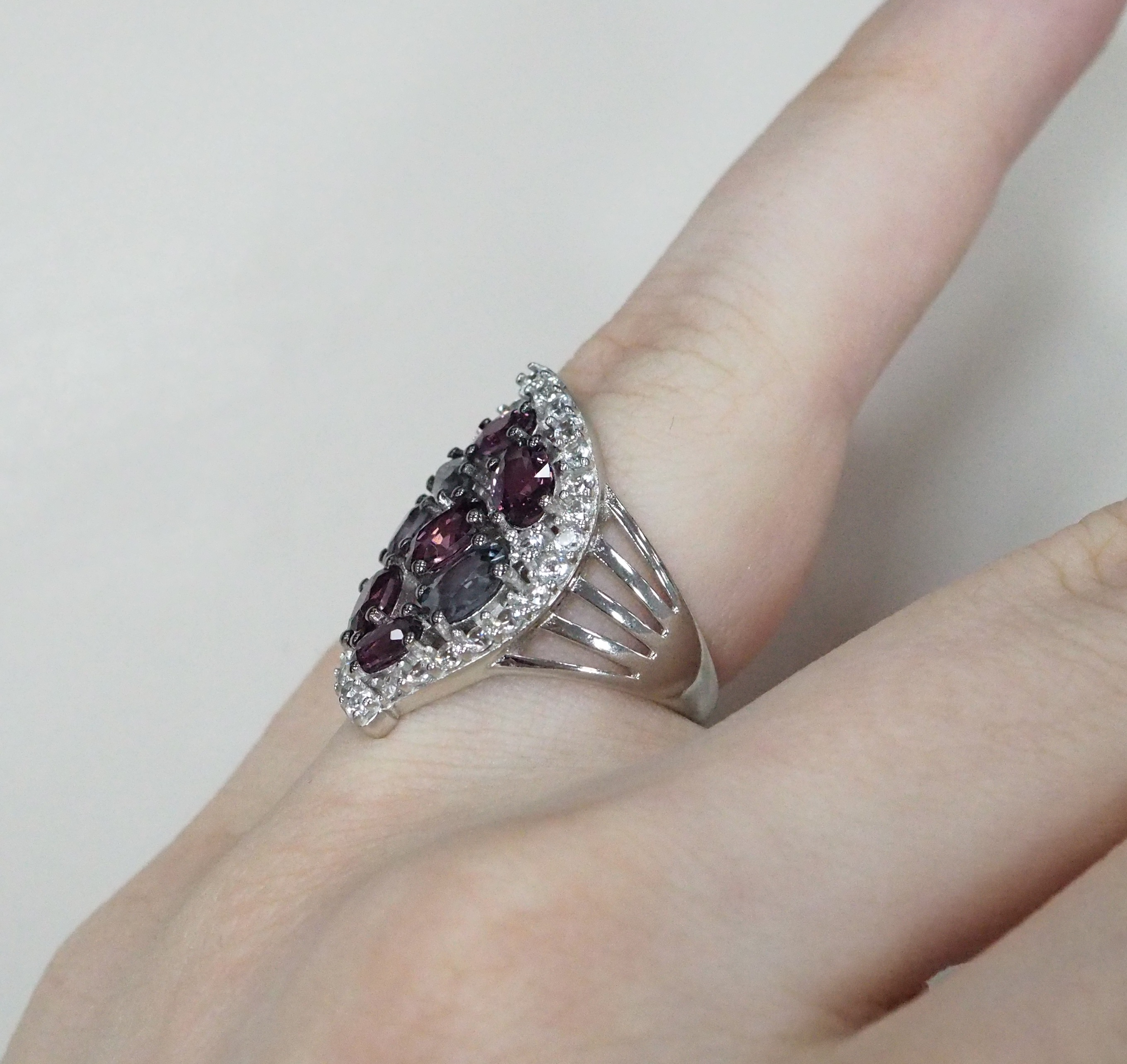 Серебряное кольцо с разноцветной шпинелью